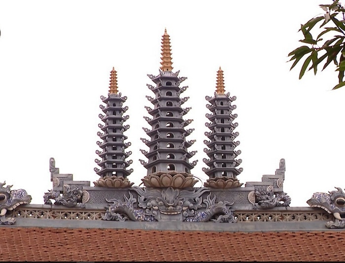 Cổng tam quan được chạm các chi tiết rồng phượng tinh tế